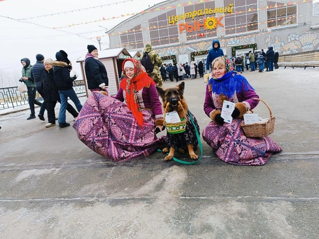 Афина участвует в городских праздниках: раздает сувениры на Курганском центральном рынке | Источник: архив Ирины Фоминцевой