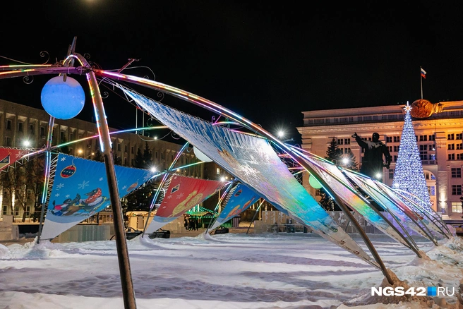 На площади Советов подготовка идет полный ходом, но уже наведена красота  | Источник: Максим Серков / NGS42.RU