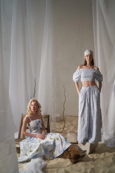 От скульптора к гардеробу: новая коллекция DAN MARALEXDAN MARALEX представляет весенне-летнюю коллекцию 2026, вдохновленную искусством скульптуры и наследием бабушки основательницы, скульптора. Здесь структурный крой и благородные ткани подчеркивают форму тела, а не навязывают ее, превращая гардероб в осознанный, вневременной манифест современной женщины.