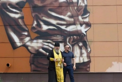 Муралы в честь Ощепкова и Иннокентия появились в Александровск-Сахалинском округе