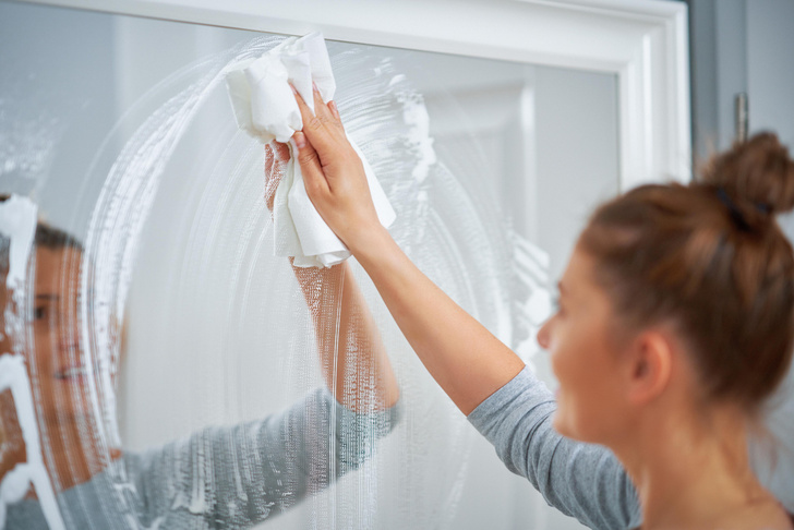 Как помыть зеркала и окна без разводов
