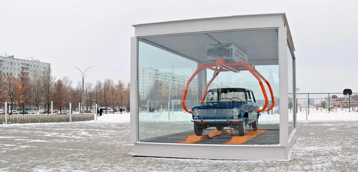 Инсталляция с автомобилем ВАЗ-2101 | Источник: Mikhail Shulpin/Shutterstock/Fotodom.ru