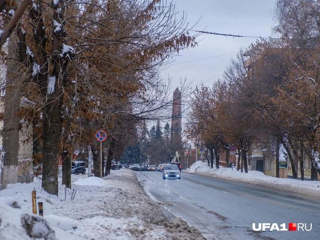 На пути к монументу можно проникнуться духом не самой парадной части города | Источник: Булат Салихов / UFA1.RU