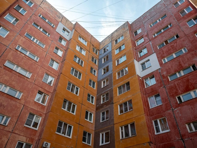 В таком цвете дом выглядит заметно интереснее и эффектнее, чем в стандартном сером | Источник: Александр Куренной / 76.RU