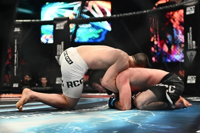 Футболку с автографами звезд ММА продают во Владивостоке