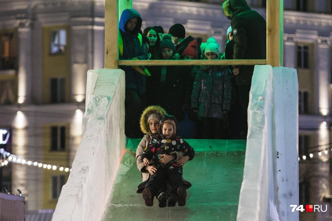 Ледовый городок каждый год возводят в центре города | Источник: Наталья Лапцевич