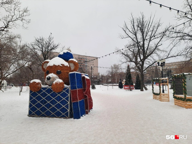 Друг гигантского зайчика&nbsp;— медвежонок, который тоже выглядывает из коробки | Источник: Анастасия Баринова / 56.RU