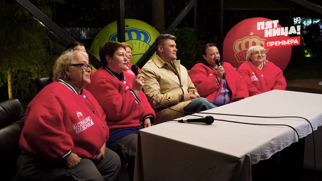 Мамы впервые видели, как их дочери флиртуют с парнями | Источник: кадр из шоу «Большие девочки» (16+), телеканал «Пятница!», 2025 год