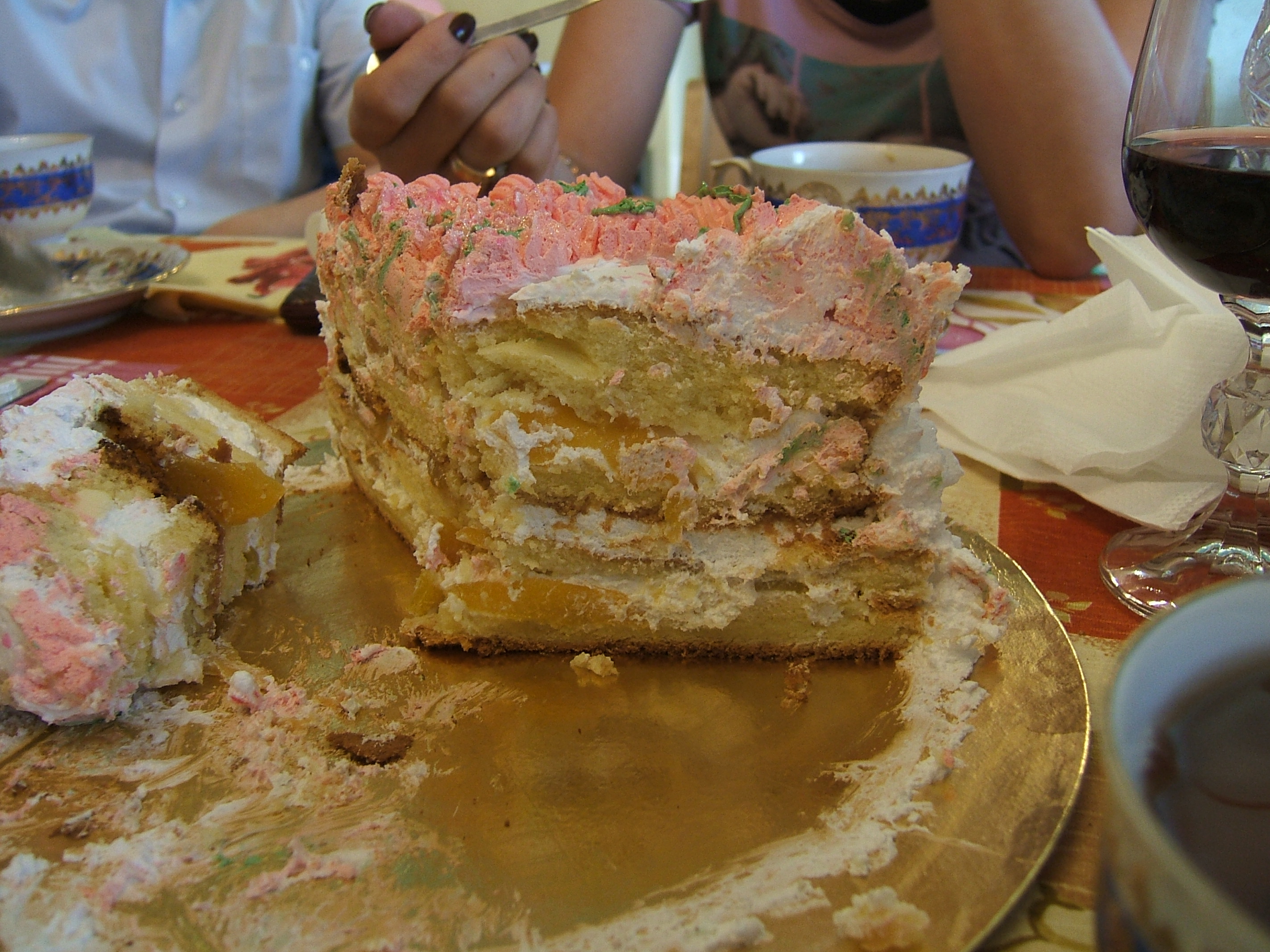 А вот и разрезик крестильного торт...