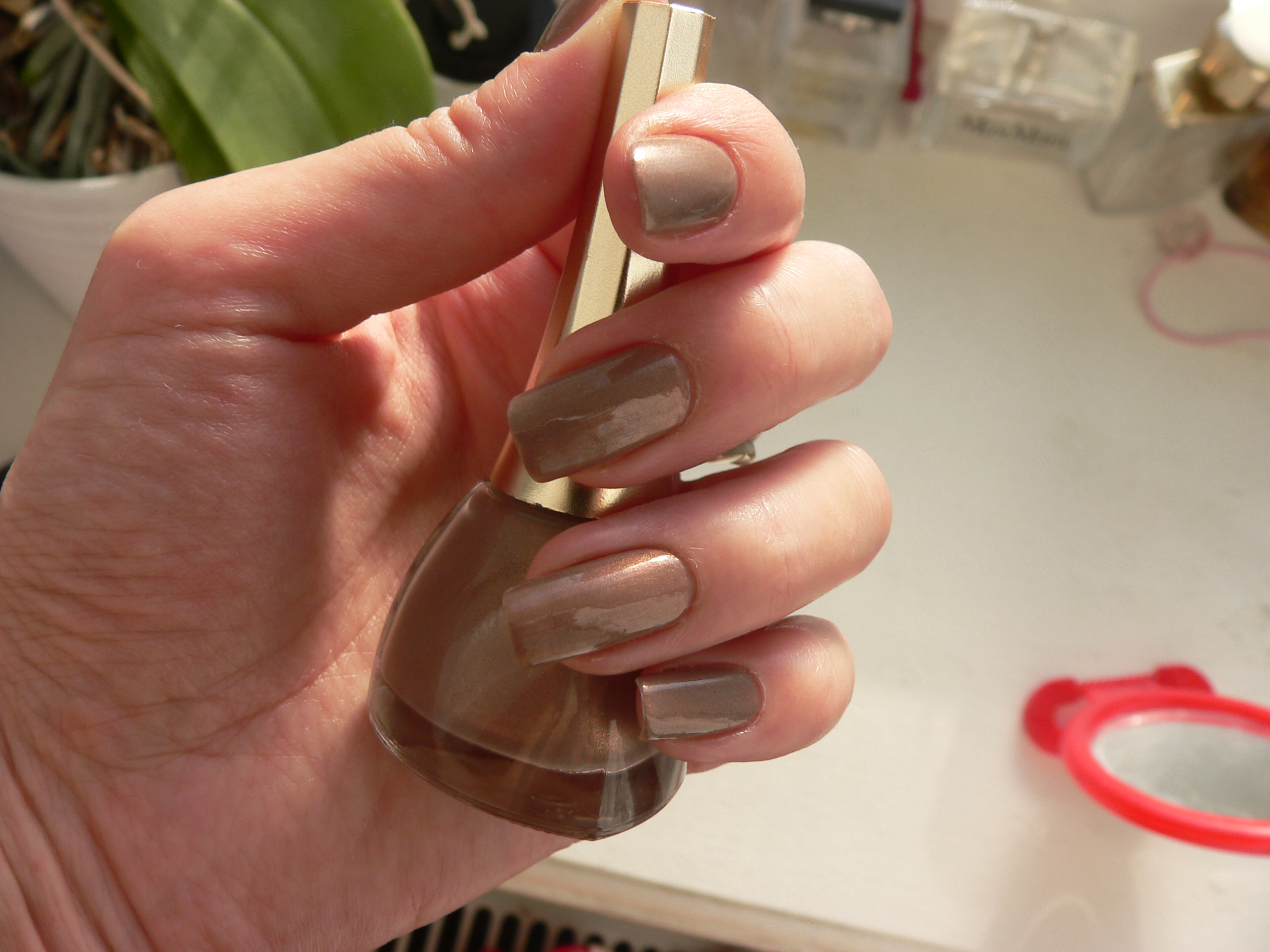 Golden Rose #226. 
Наносится легко...