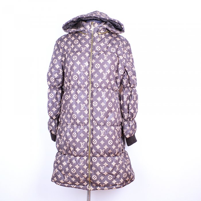 Пристрой стильного пальто (или пух...