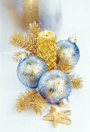 Оставляя за плечами старый, 
Добры...