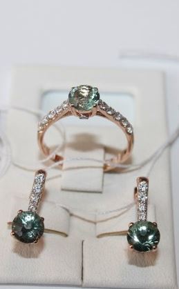 Золото. Ювелирные изделия с драгоц...