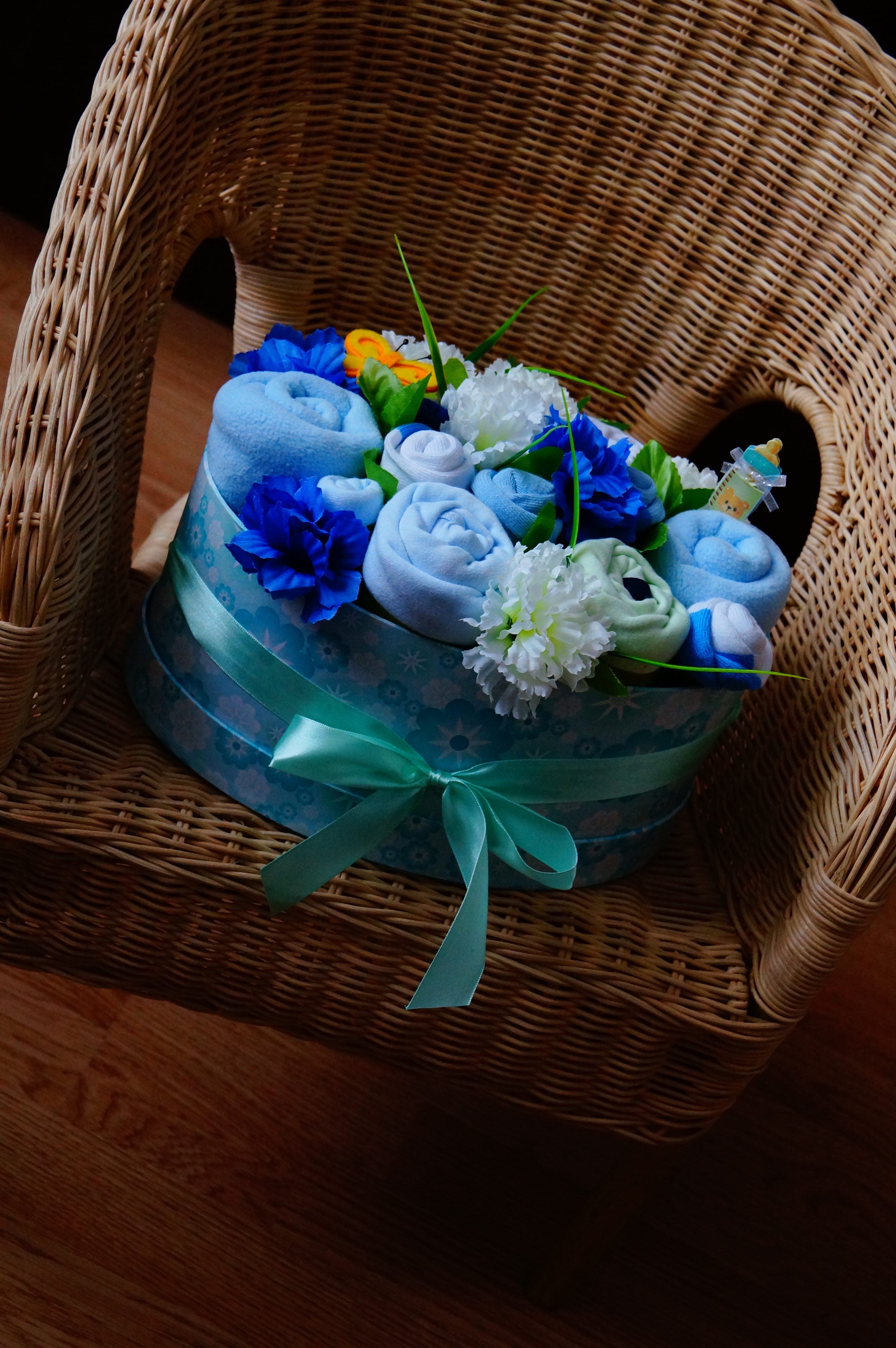 Композиция из детской одежды в под...