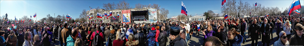 Тысячи севастопольцев, собравшихся...