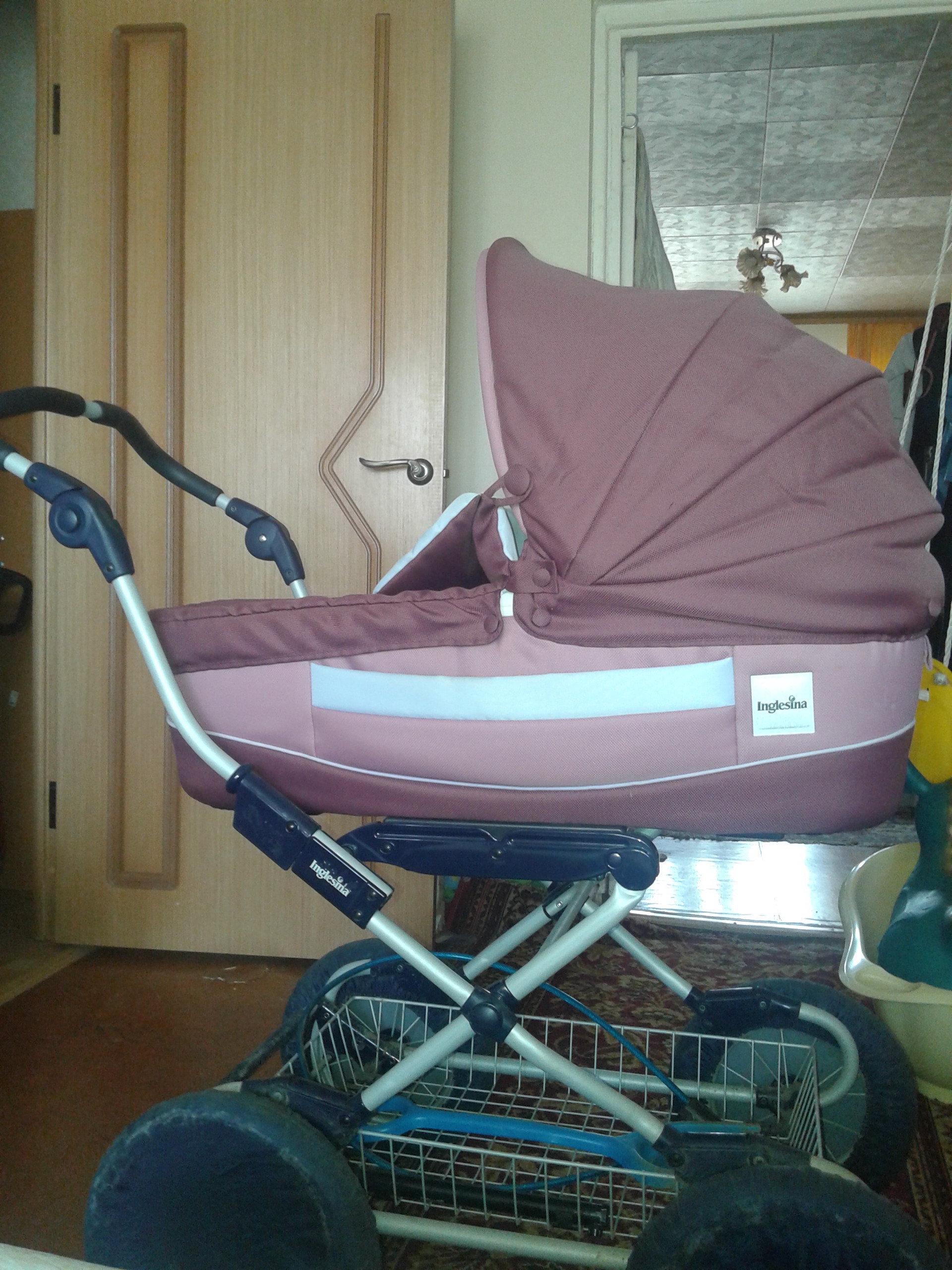 Продаю 2 коляски Inglesina (синя и...