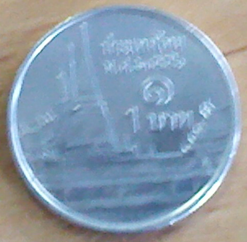 Сдали сдачу монеткой в один бат, з...