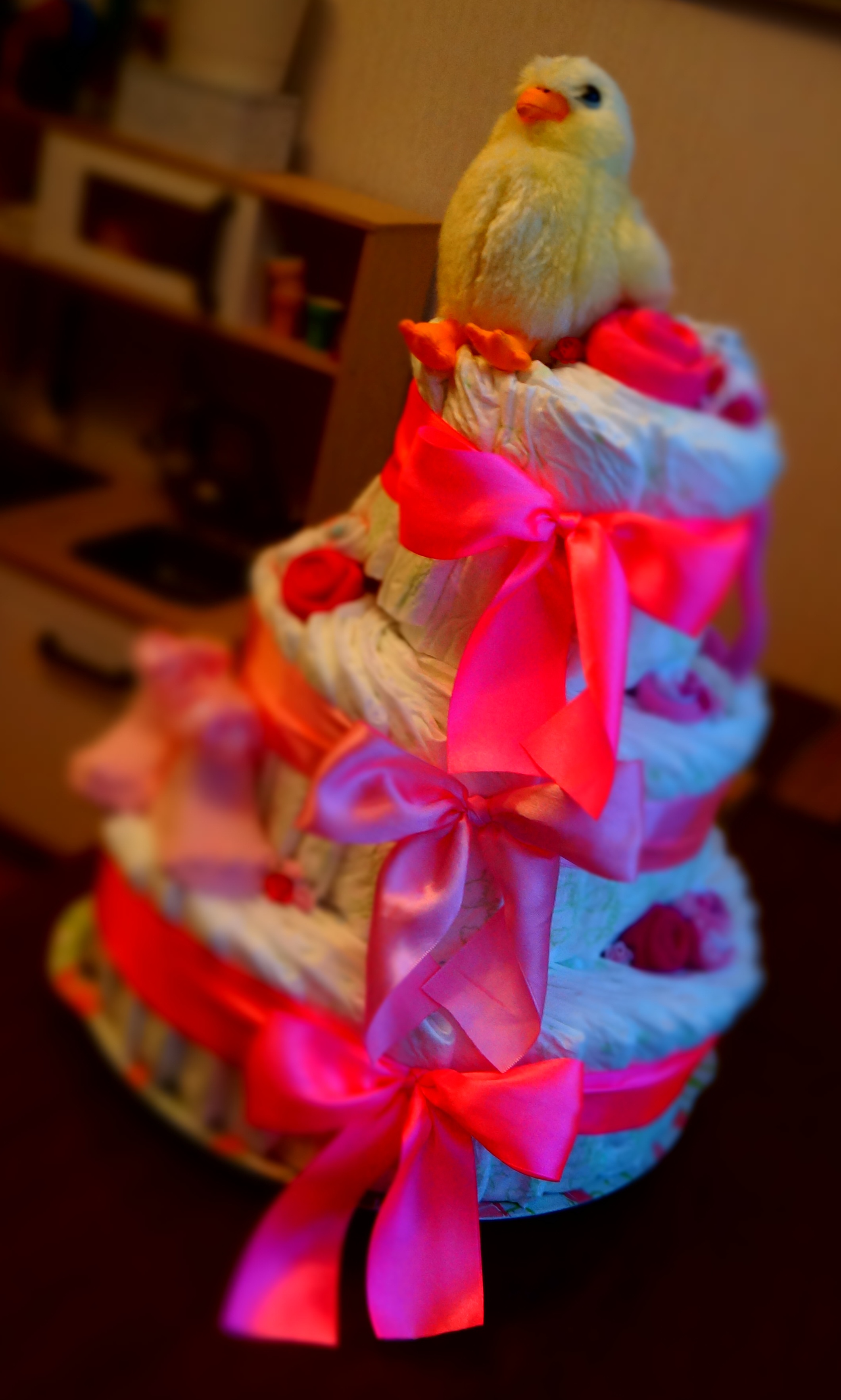 Яркий торт из подгузников для мале...