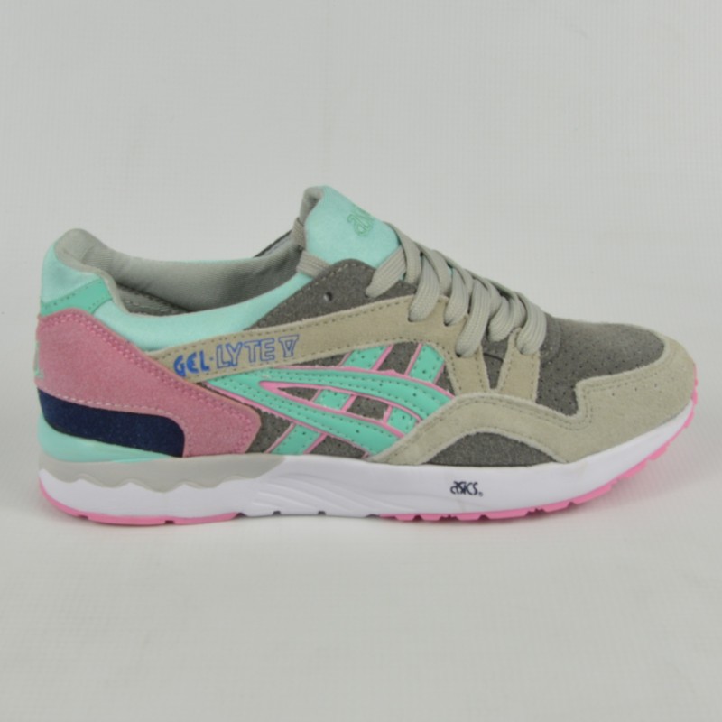 ���� �������. ������������������ ������� Adidas, Nike, New Balance, Michael Kors, Chanel, Prada (����� � �����) �������� �� �����.