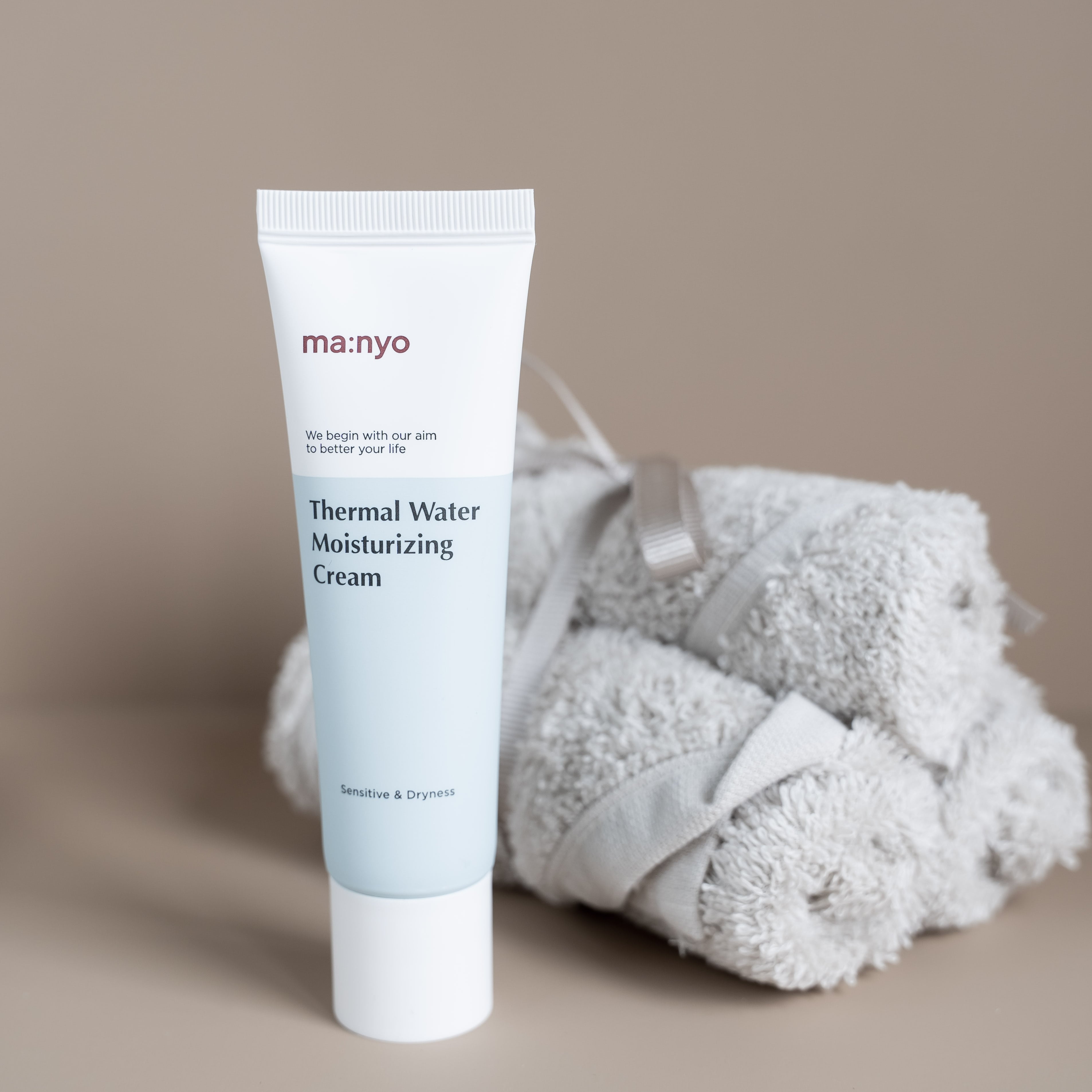 ����������� ���� � ���������� ����� Manyo Factory Thermal Water Moisturizing Cream ��� ������������ ���������� ����