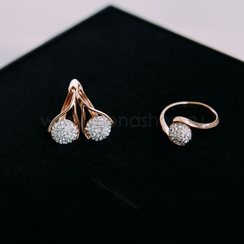 ������ � ������ � ������ ����������� Swarovski - ��������� ��������� �� ��������� ����. ��� �������� � �������� ��� ������� �� ������������ �������, ��������� �������� �������� � ���������� ������, ������� �������� �� ���� ���.