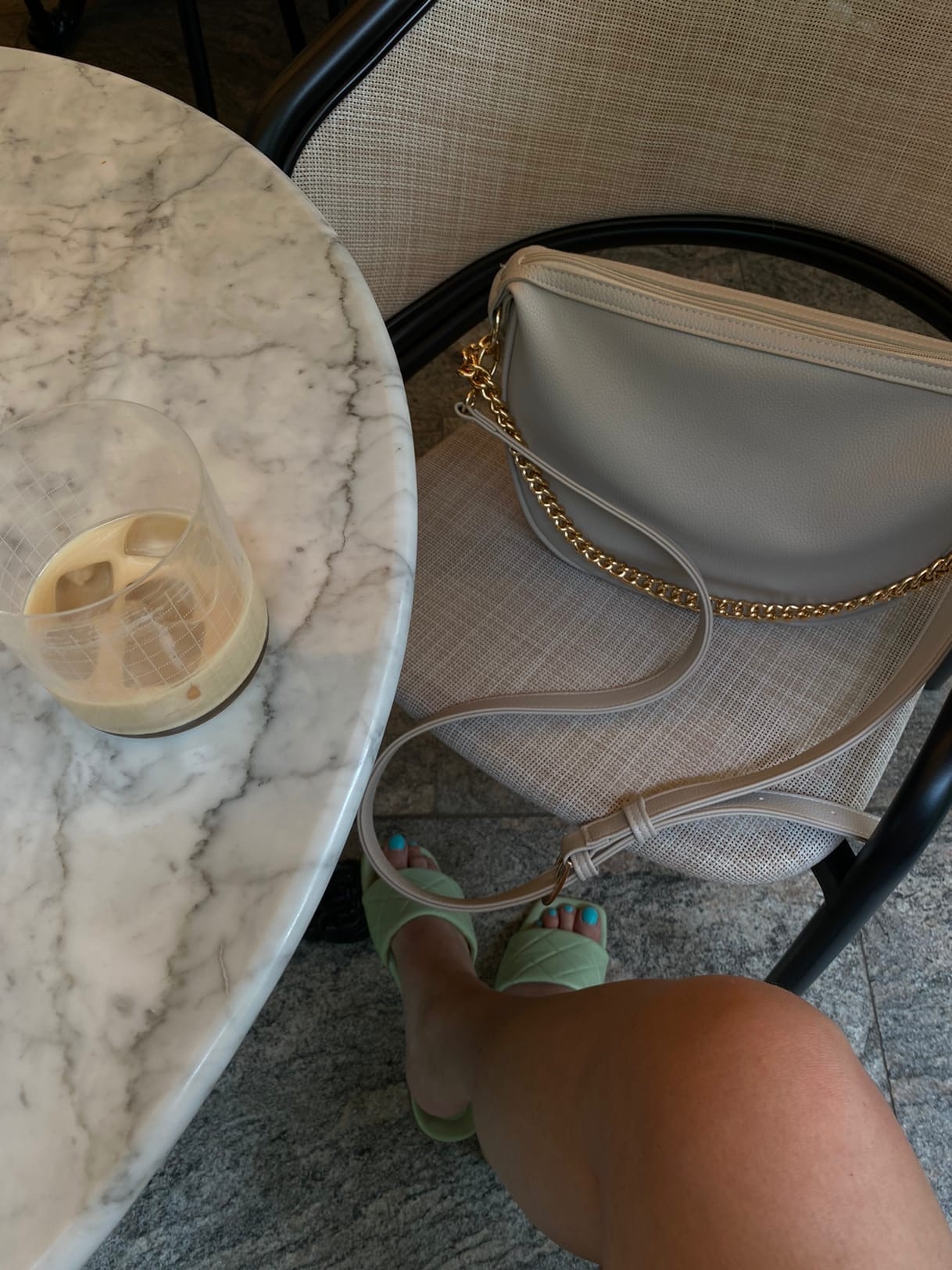 ���� �� ������� - ����� �������� � ���������� ������ �����. ����� ������� �� ������� ������������ �����. ������: 2 ������� �� ������.  �������: ����� (�� �����) 33 ��, ������ 24 ��, ������ (�� ���) 7 �� ��������� ������ (113-122 ��) + ������-�������.