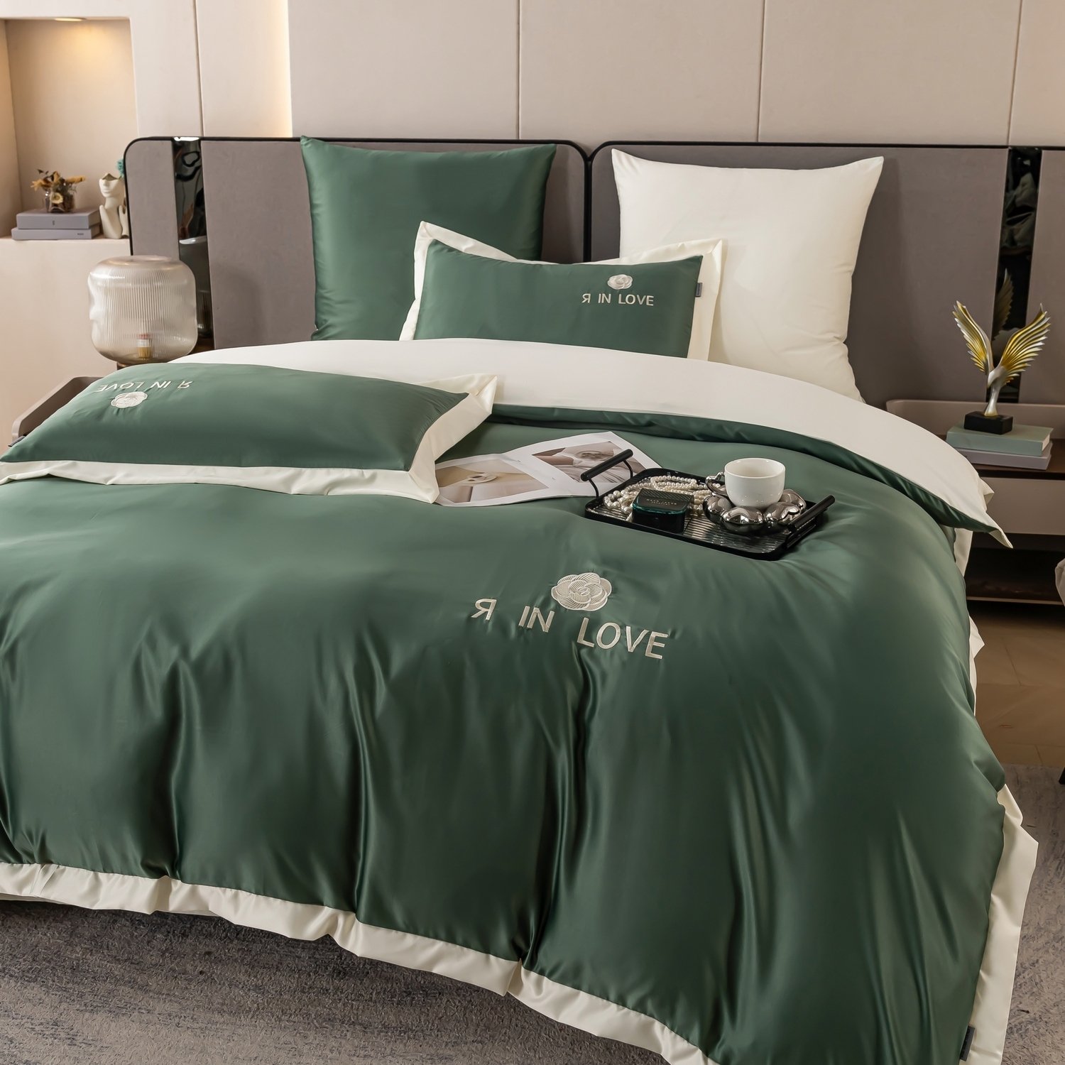  ������ �������� ������� ���������� �������� � ������� � ������ "� IN LOVE". ��� ������� ����������� ����� ������ ����, ����� ��� ���������� �������� ��� �������.