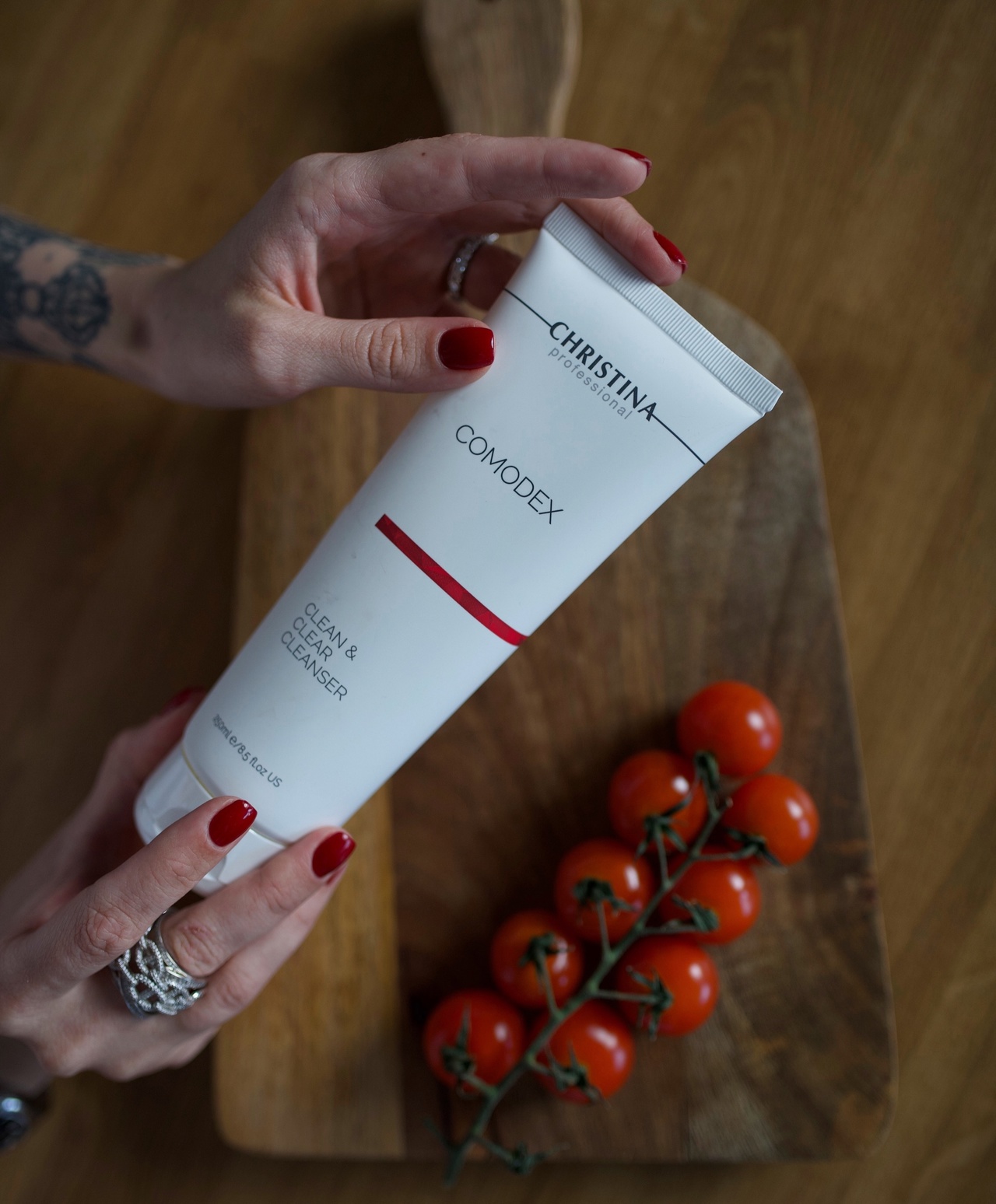 Comodex Clean & Clear Cleanser ��������� ���� CHRISTINA � �������� �������� � ����������� pH-�������� ������� ��� ������, ��������������� � ���������� ����.