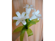 88732745_65055386_Lilii_iz_plastika.jpg