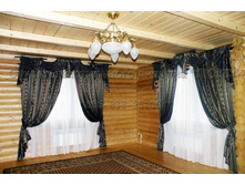 shtory-v-gostinoi-derevyannogo-doma.jpg
