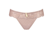 A*m*our Spo*tli*ght Str*ing.jpg