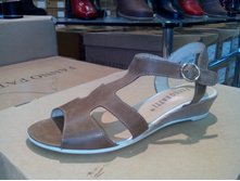 748 �� (2)  1650�