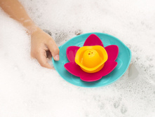 Quut LILI bath product-with-hand LR.jpg