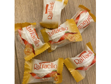 ������� FERRERO Raffaello �� ������ �����, �������� ��������� ��������, � ������� ���������� ������ ������.jpg