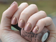 OPI Barefoot in Barcelona + Essence Make it golden 2.JPG