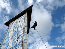 ������ >