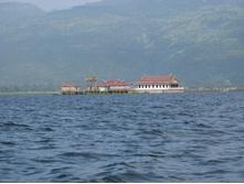 ����� ����