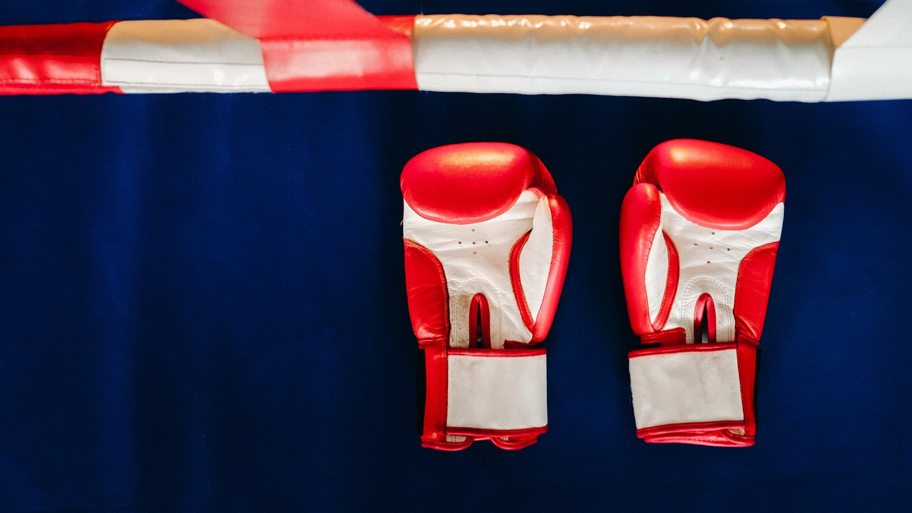Изображение телепередачи: Бокс. Бой за титул чемпиона мира WBA. Прямая трансляция из Москвы. М. Гассиев (Россия) - Т. Йока (Франция)
